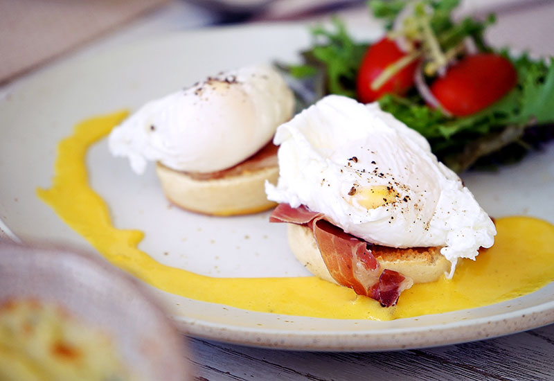 Easy Eggs Benedict with Hollandaise